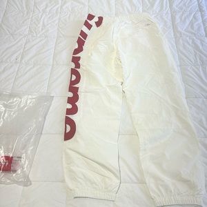 Supreme size Small
Ski pants
New
White, Polyester